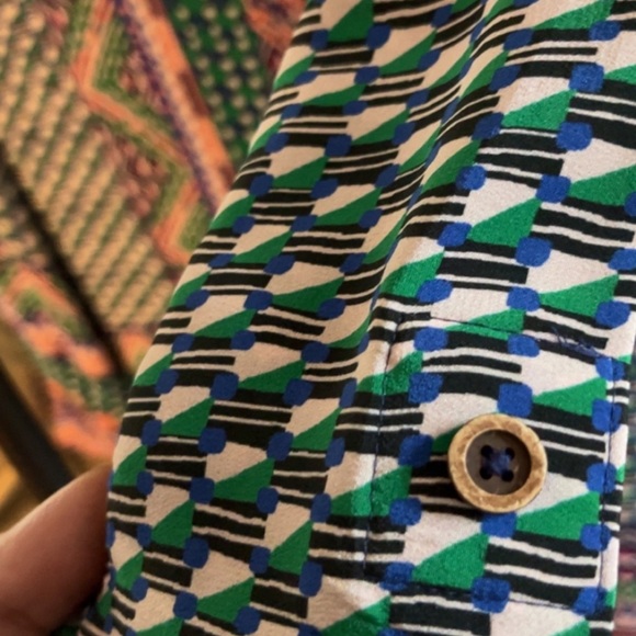 Dress. Geometric design. Shirt-style collar. Long sleeve with buttoned cuffs. - Picture 6 of 8